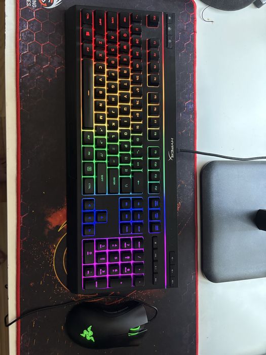 Vand tastatura hyperx si mouse Razer