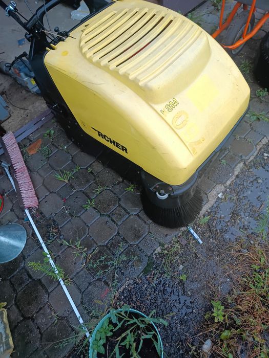 Mașina de maturat și aspirat pe benzină