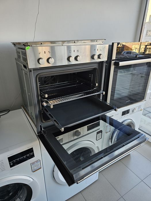 Фурна за вграждане с керамичен плот  SIEMENS