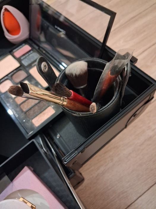 Куфар с гримове за 180 лв.