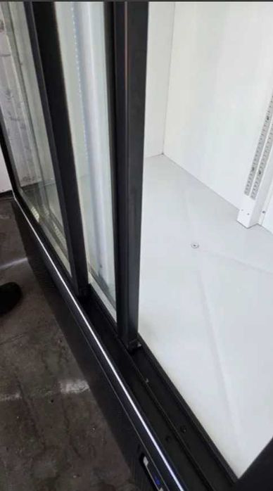 Вертикална хладилна витрина за напитки с плъзгащи врати 120х73х199 см