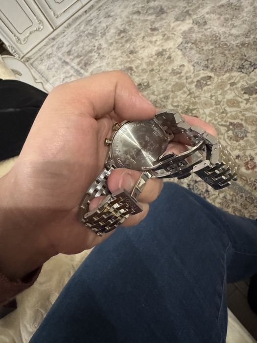 Золотые часы от бренда Tissot