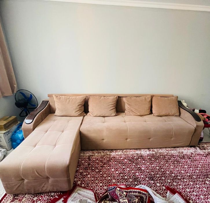 диван и крават и тумбочка