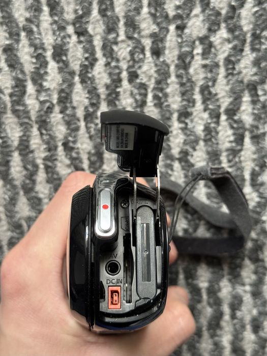 OFERTĂ ȘOC: Cameră Video Samsung Ultra-Compactă + Geantă Premium Samsonite CADOU!
