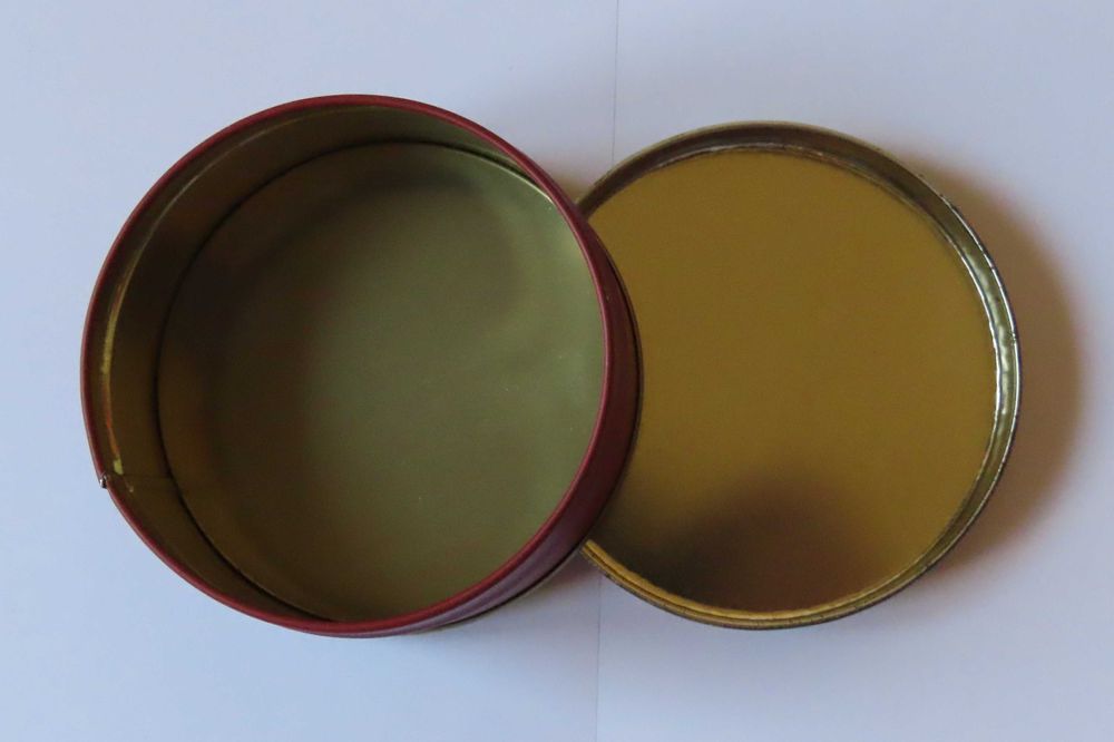 Cutiuta metalica veche frumoasa