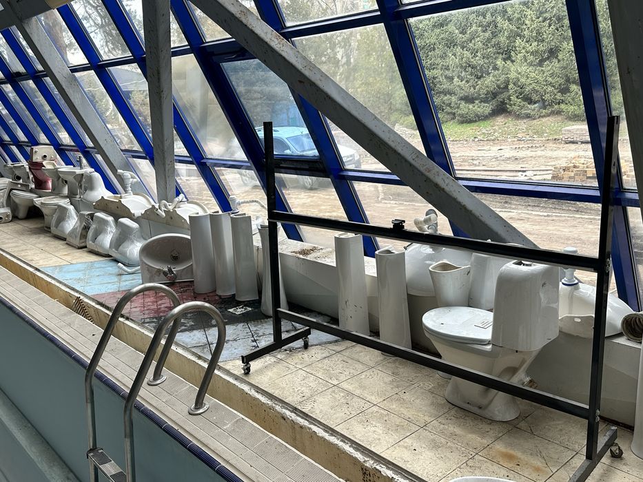 Унитазы разные..