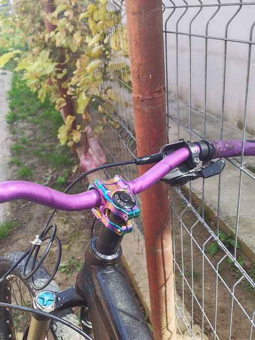 Vând dirt jumper nu știu firma