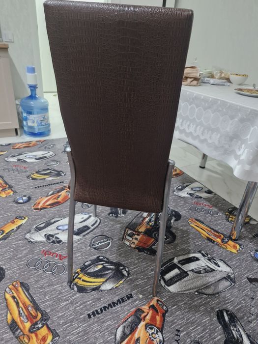 Продам стол и стулья прочные