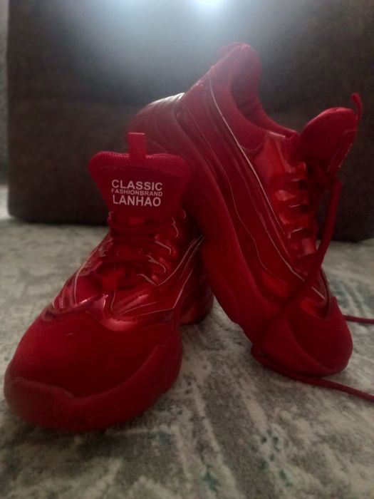 Продам кросовки женские