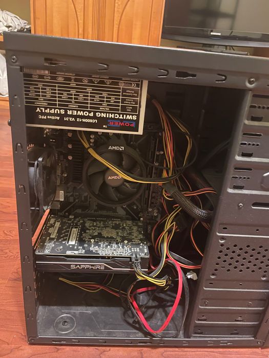 Vând un PC de jocuri în stare bună.