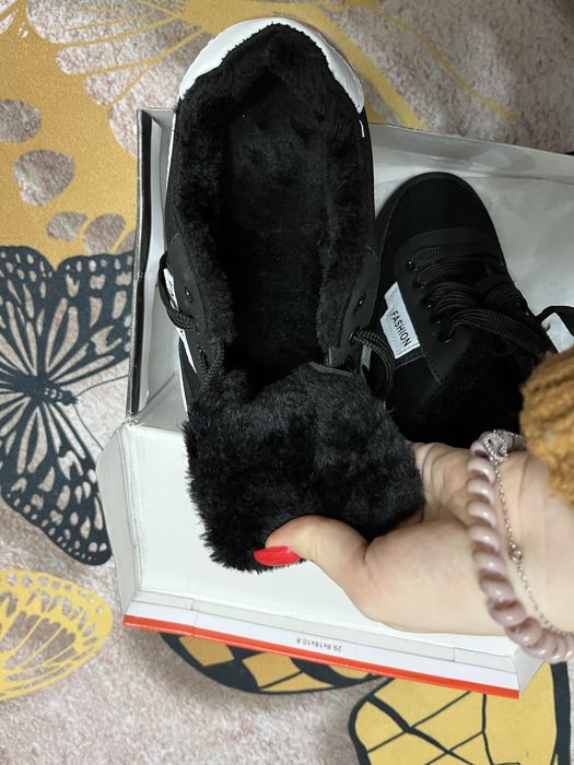 продам кроссовки новые