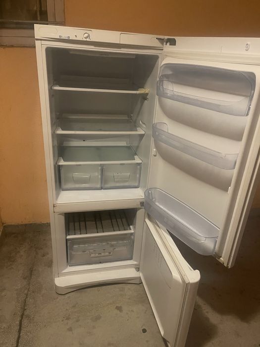 ПОДАРЕН!!! Подарявам хладилник Indesit