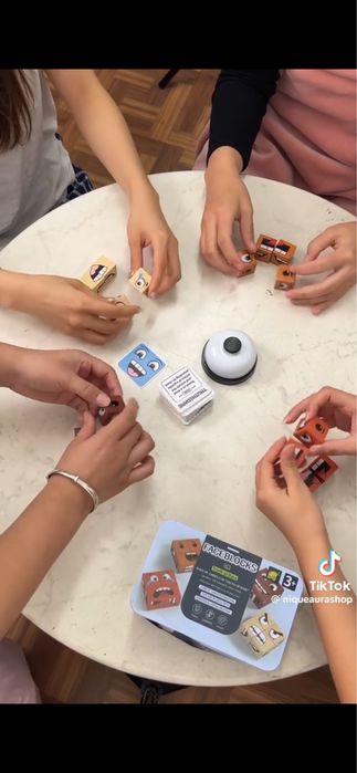 Игра за разпознаване на емоции – Face Blocks с карти и звънец (3+)