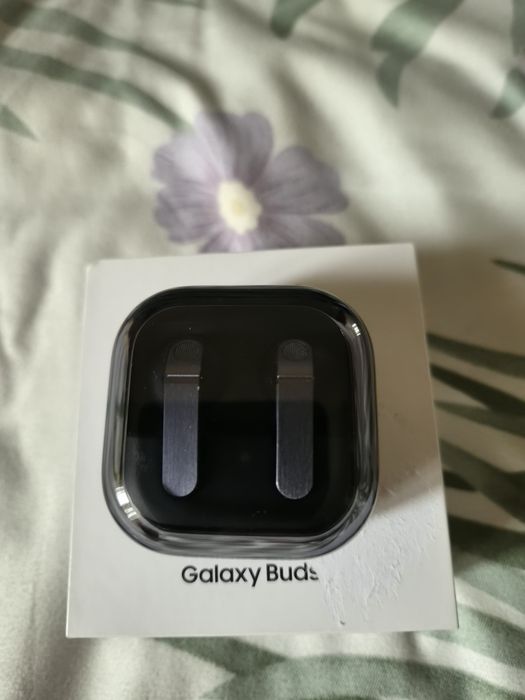 Продаю Samsung galaxy s 26 и наушнике bads 4 bads 4 pro
