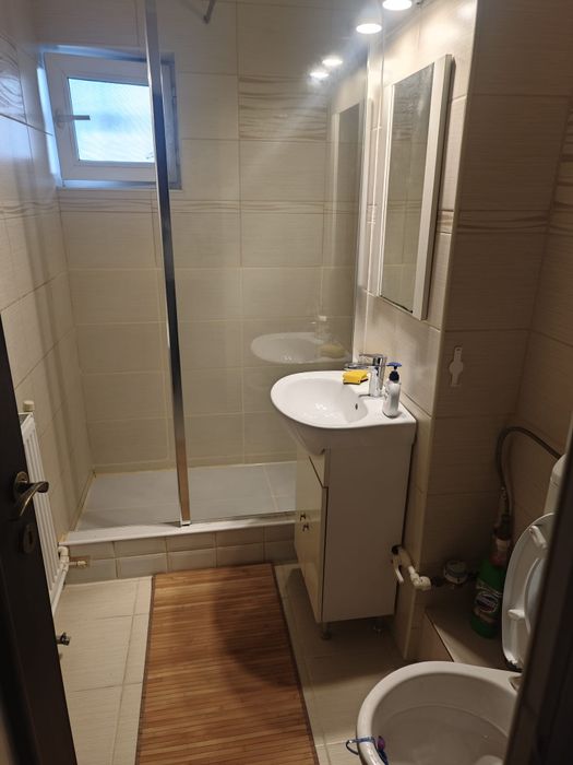 La închiriere,apartament cu trei camere