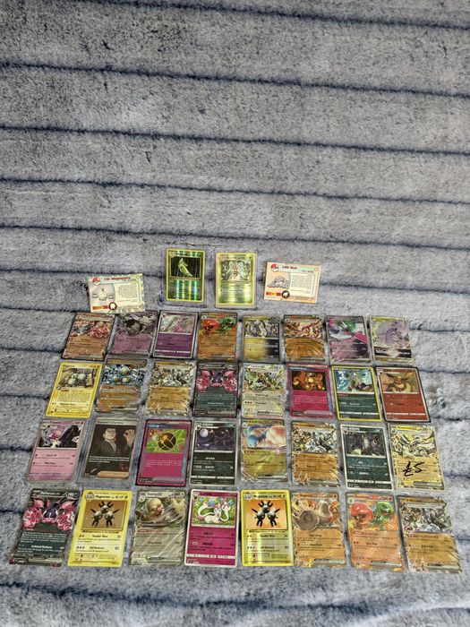 Set cu cartonase Pokemon