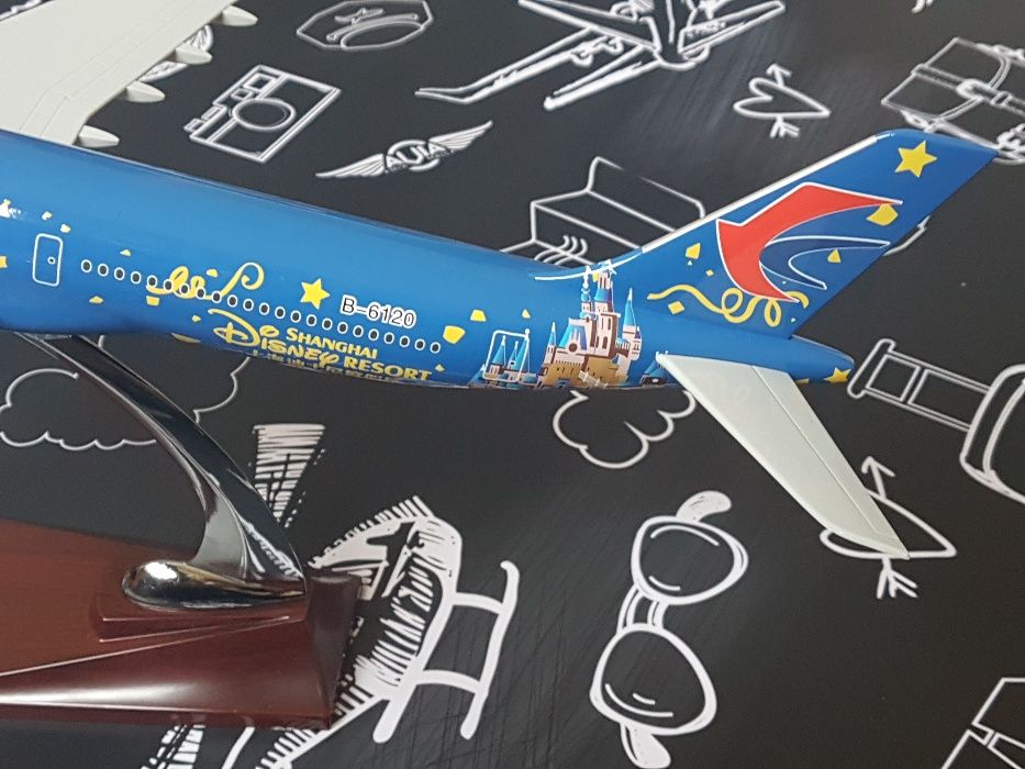 Модель самолета Airbus A330-300 Disney