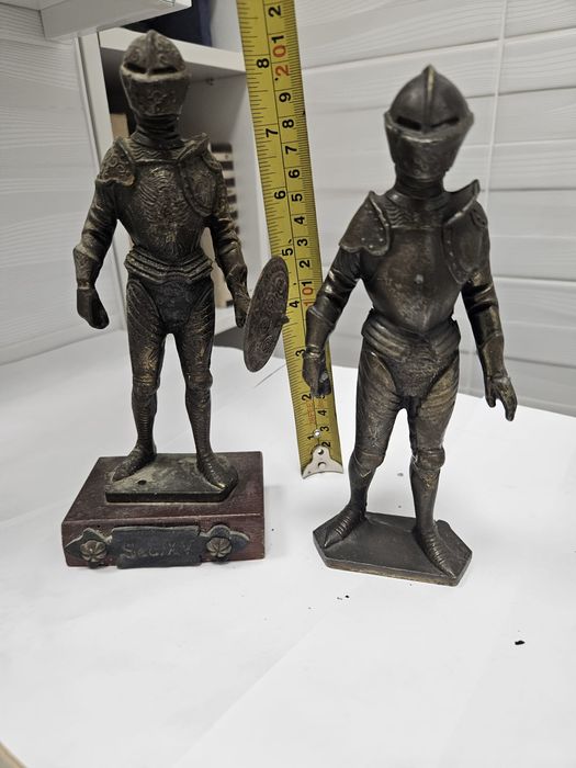 Soldați medievali de metal; statuete