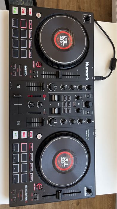 Numark Mixtrack Platinum FX + Capac Protecție Decksaver + Cablu Delock USB-C