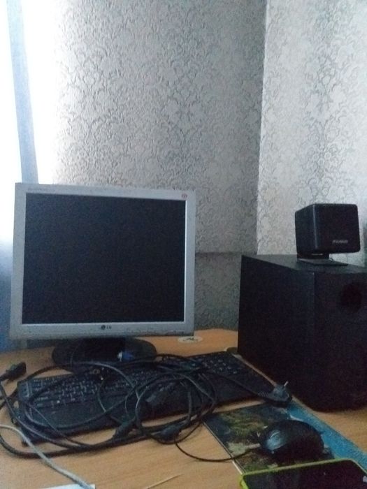 Продам компьютер с процессором и колонками рабочий