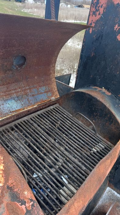 Голям метален влак-барбекю