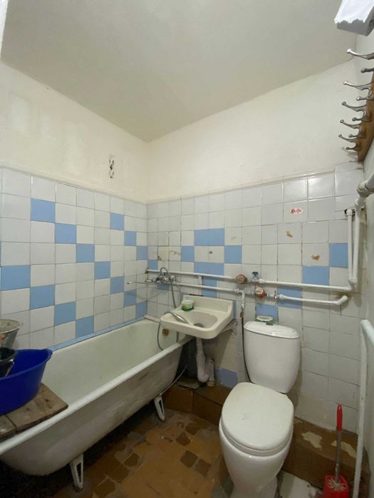 Срочно продаю 2\4\4 квартиру на 13кв.возле Фархадского рынка.