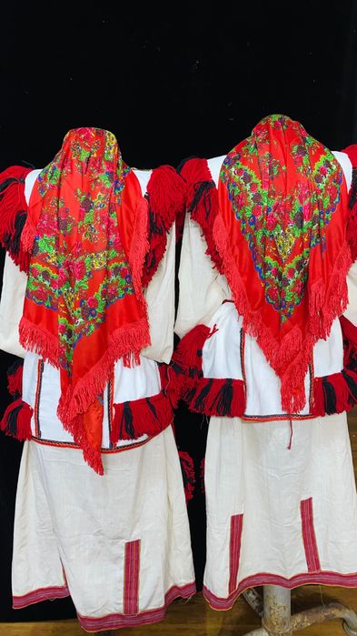 Продавам Пирински Носии