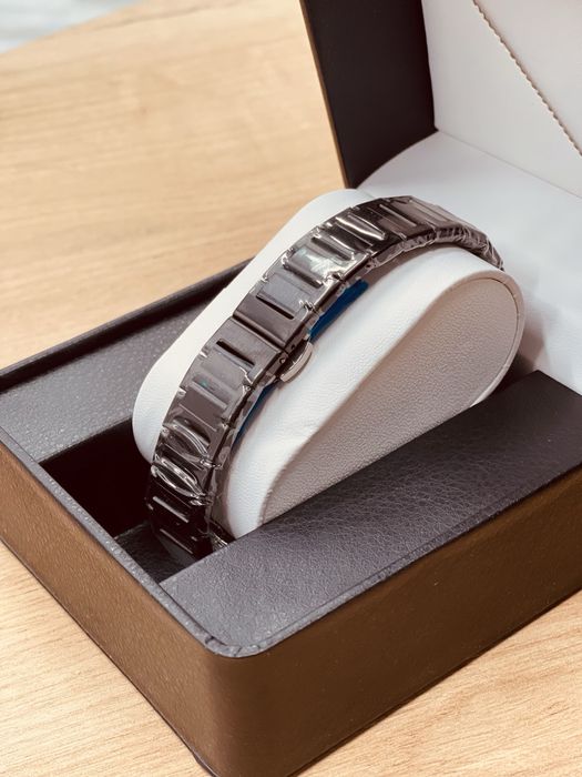 Часы наручные.