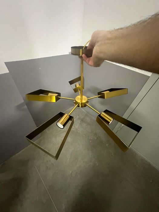 Продам Люстру цоколь Е27