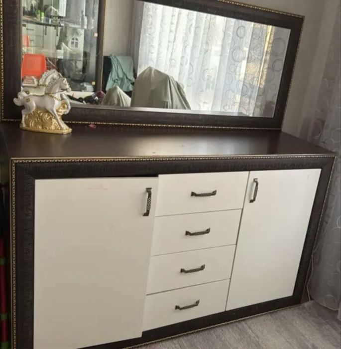 Комод и стеклянный шкаф