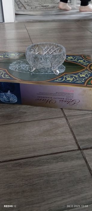 Посуда и кресло.