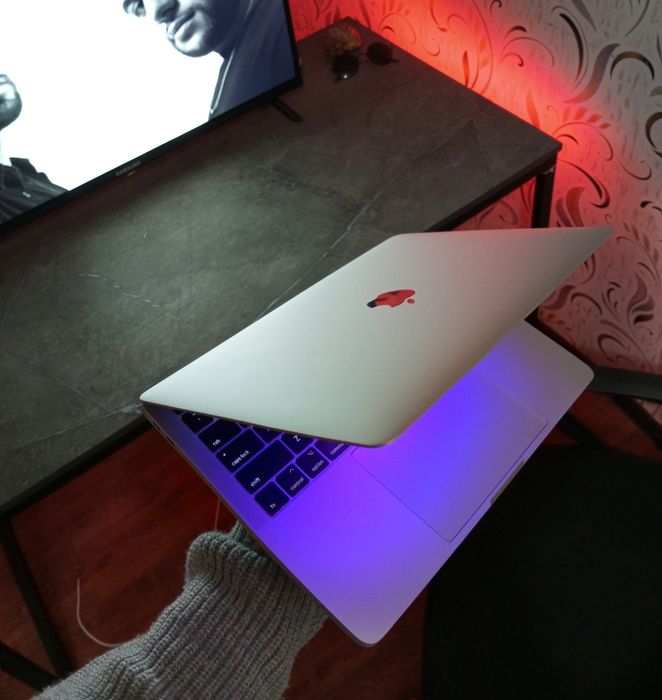 Apple в отличном MacBook PRO мах.