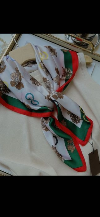 Eșarfă Gucci, model 2026, 70x70 cm, 100% mătase, preț