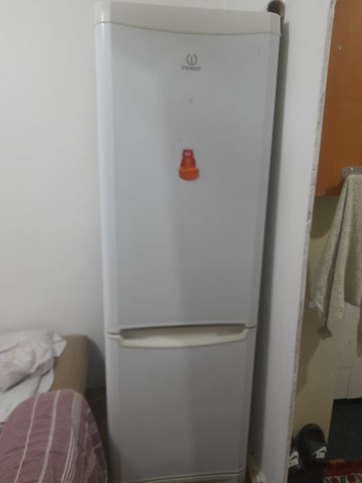 Продам двух камерный холодильник Indezit