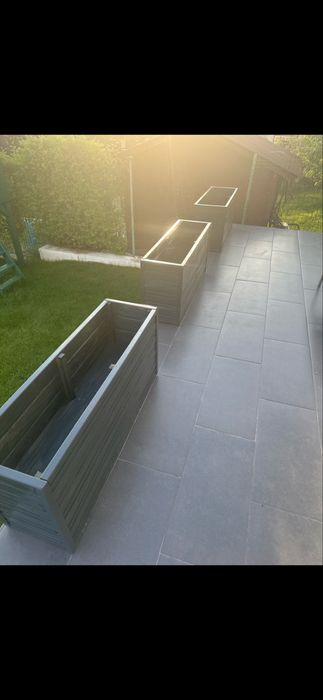 Vand jardiniere din lemn masiv