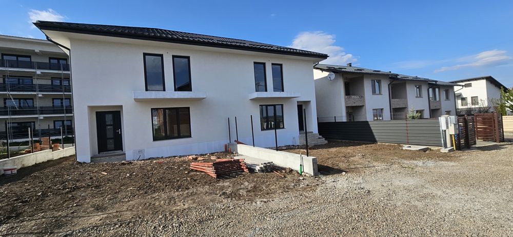 Casă tip duplex  la stradă asfaltată