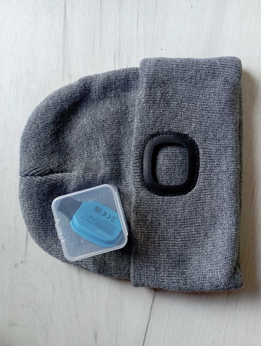 Топла зимна шапка с LED осветление  - топлина и светлина в едно!