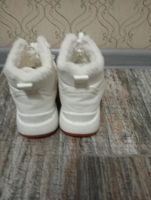 Кроссовки теплые.36 размер