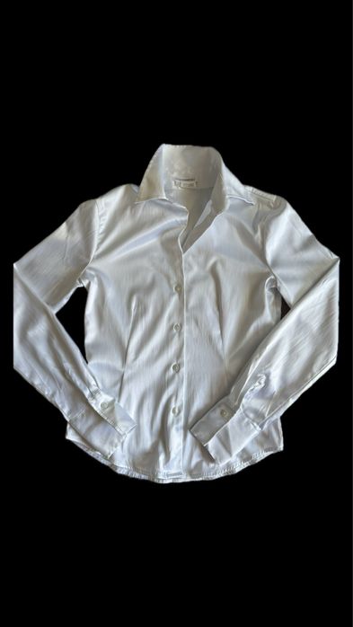 Сатенена бяла риза.