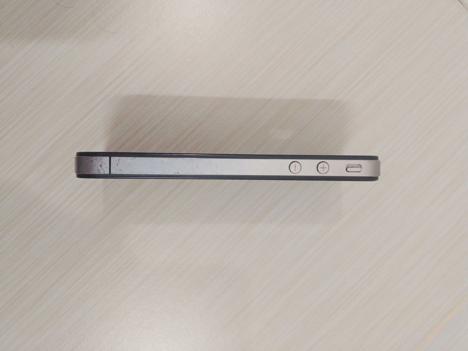 iPhone 4 + зарядно