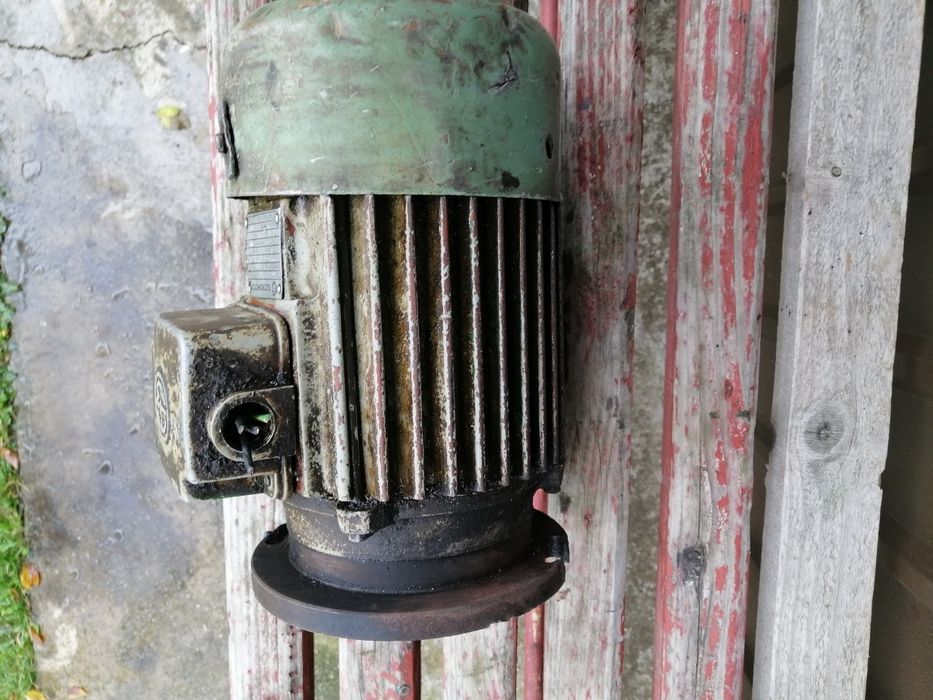 Vînd motor electric 220/380