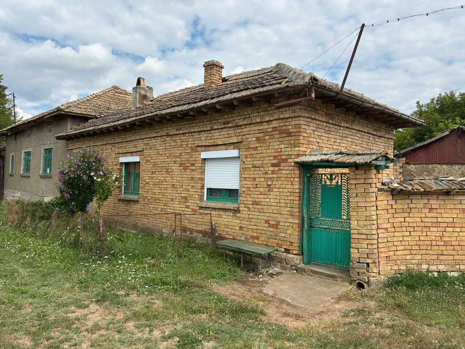Две жилищни сгради с двор 1 295 кв.м. – само на 10 км от Попово