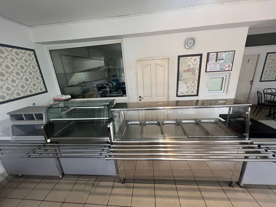 Vitrina calda si vitrina rece cu mobiler