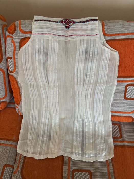 Блуза с ръчна бродирани шевици
