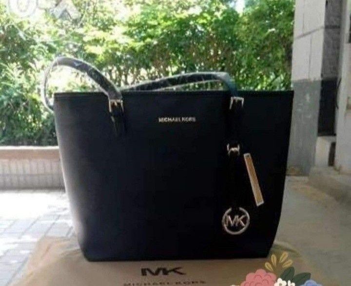 Geanta damă model classic,logo metalic auriu, saculet, etichetă