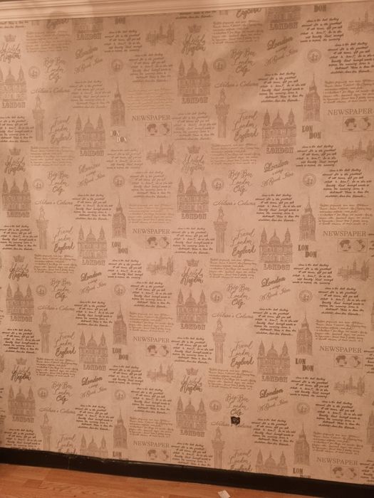 Семейная пара профессионально клеим обои