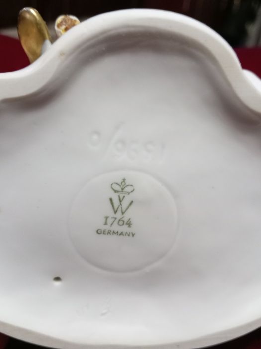 Статуэтка из фарфора