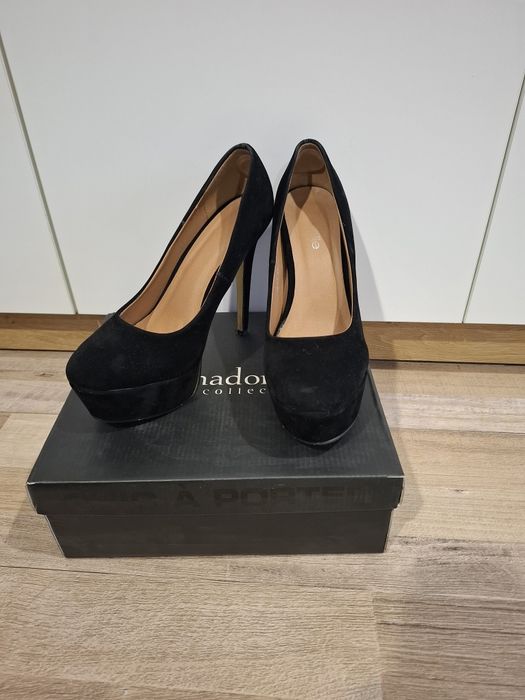 Високи обувки от велур.