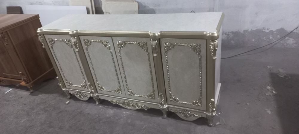 Shoxona uslubda kamod va tosh oynalar