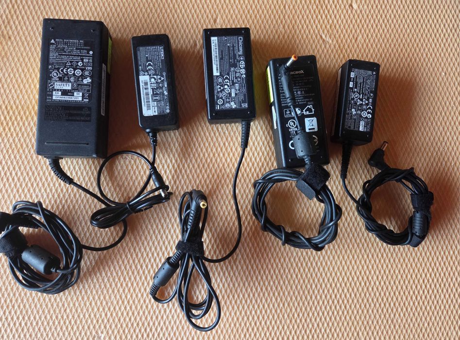 lot 5 incarcatoare laptop - de 19 volti - cu mufe rotunde -